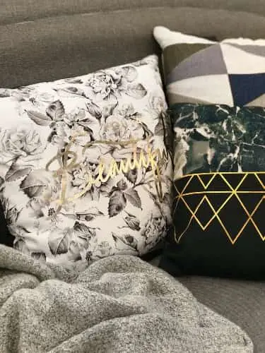 decorating with throw pillows