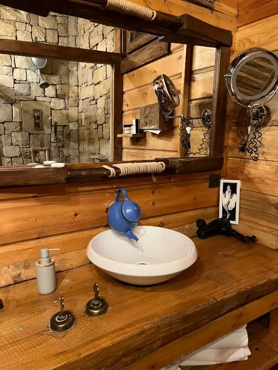 Log Cabin Bathroom