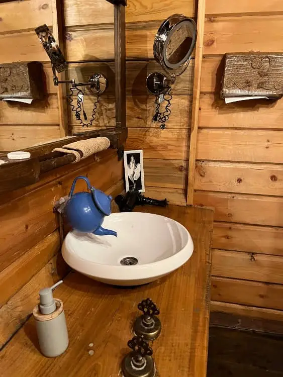 Log Cabin Style Bathroom